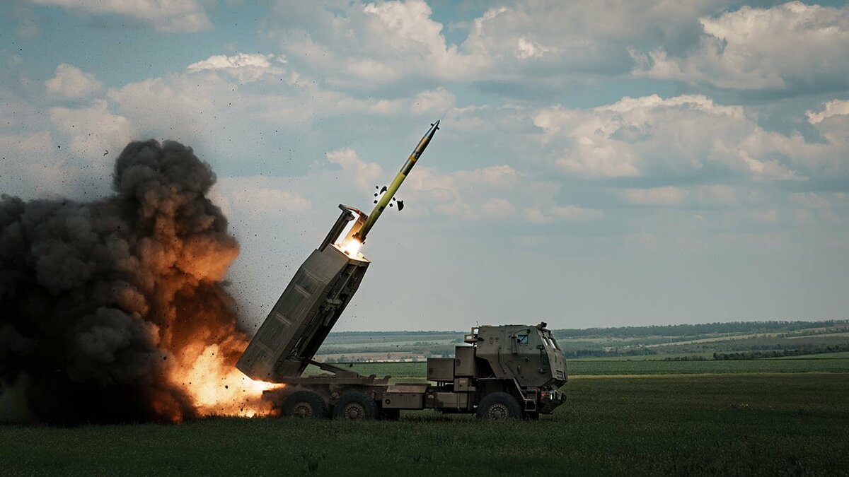 海馬斯多管火箭系統（HIMARS），其準確度在60公里內誤差僅一至兩公尺，幾乎做到了「指哪打哪」的神準射擊，在戰場上無疑給伊朗帶來莫大的壓力。圖:翻攝自X帳號@Israelwaronhama 
