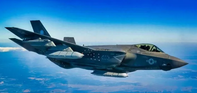  美軍F-35戰機搭載2枚拉斯姆2枚AIM-9，標準的反艦作戰掛載。 圖:翻攝自騰訊網 
