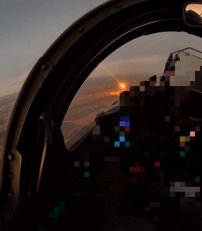  烏克蘭飛行員拍攝到空軍幻影 2000-5F 戰鬥機擊落了烏克蘭上空的俄羅斯 Kh-101 巡航飛彈。 圖： X @noelreports 