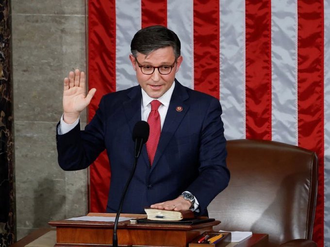  美國眾議院議長強生 ( Mike Johnson ) 表示，法案通過後，美國經濟將更穩健、民眾將有更多就業機會與可支配收入。 圖：截自「x」@TuckerCNews 