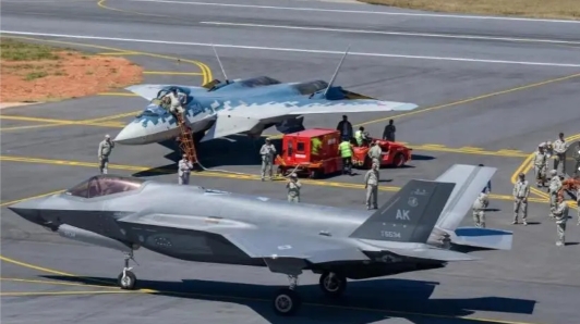  美軍F-35戰機(前)與俄軍Su-57戰機在印度航空展同框，俄國積極向印度推銷Su-57戰機。 圖 : 翻攝自騰訊網 