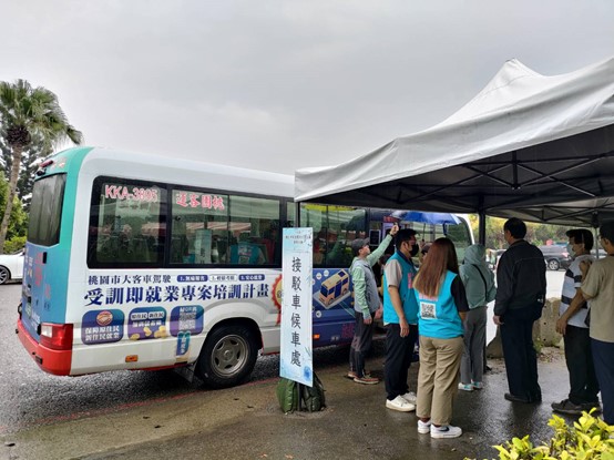 掃墓接駁專車免費接送民眾往返墓區。   圖：桃園市民政局/提供