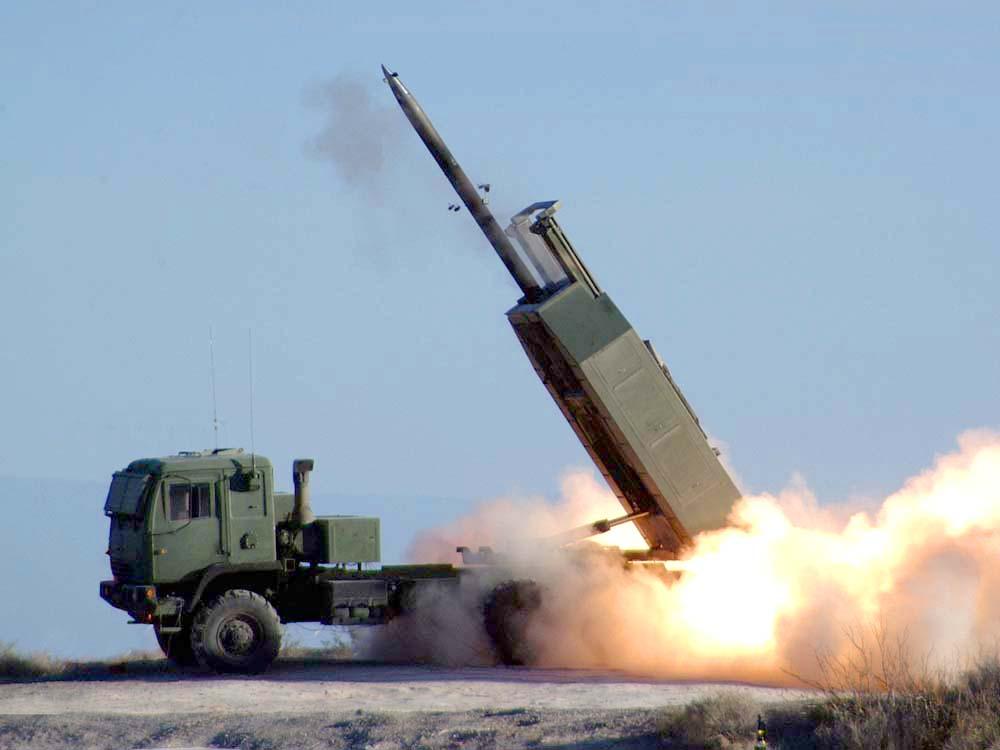 海馬斯射出導彈 圖：取自維基百科　by US Army 版權規定：Public Domain 