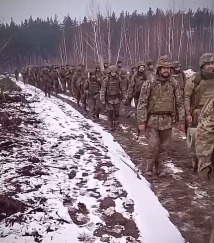 烏軍部隊前往前線作戰。