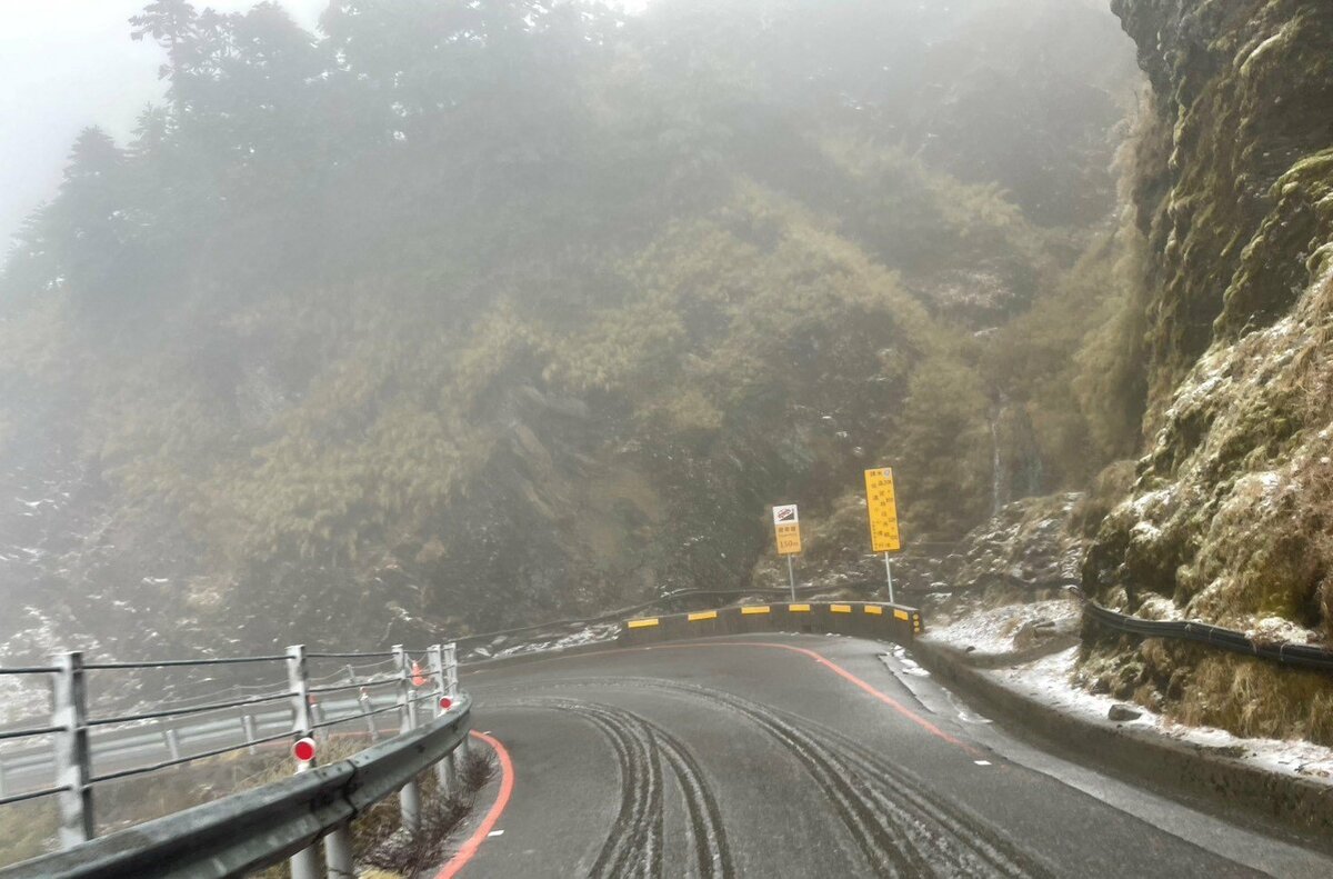 公路局表示，台14甲線昆陽至松雪樓路段，路面極度濕滑，且仍有餘冰尚未消融。   圖：公路局／提供