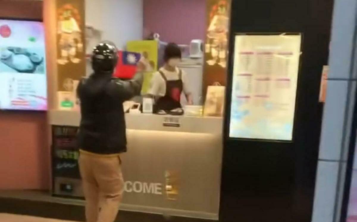中配闆娘「統一言論」遭炎上   男持國旗在飲料店外怒喊「滾回大陸」 