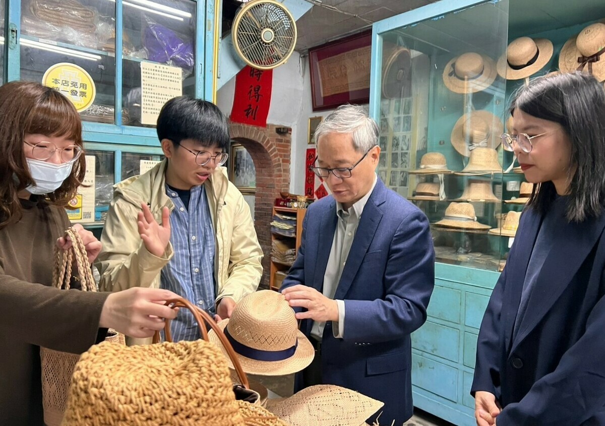擁有百年歷史的振發帽蓆行,以苑裡三角藺草為材料,發展出提袋、草蓆、坐墊等手工編織品,文化部長李遠(右2)也購入草帽,以行動支持在地產業。 圖:文化部提供