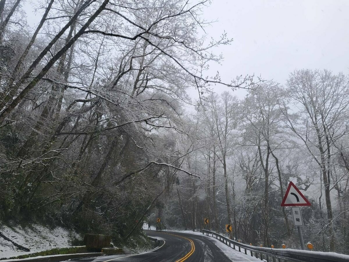 公路局提醒，雪季交通管制期間，高山路段易發生路面結冰或積雪狀況。   圖：公路局／提供