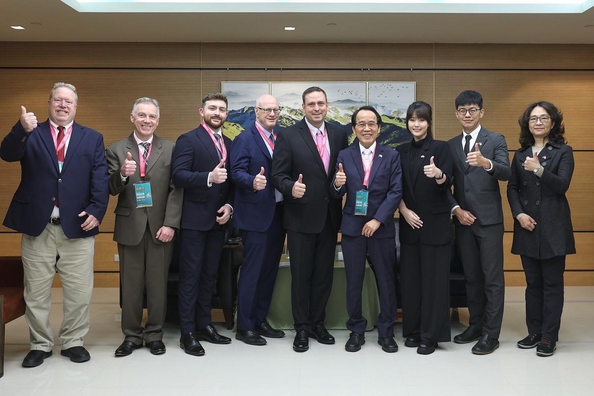 紐豪斯(中)率團與林欽榮(右四)及市府團隊會晤。   圖：高雄市政府行政暨國際處/提供