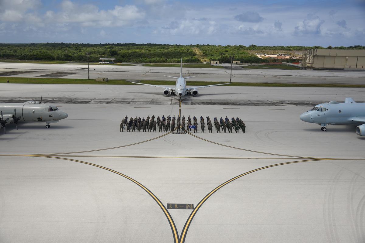  來自澳洲皇家空軍（RAAF）、印度海軍、日本海上自衛隊（JMSDF）、大韓民國海軍（ROKN）與美國海軍的參與者，於 3 月 13 日在關島安德森空軍基地合影留念。背景展示了韓國海軍 P-3「獵戶座」（左）、澳洲皇家空軍 P-8A「波賽頓」（中）與日本海上自衛隊的川崎 P-1（右）巡邏機。 圖：翻攝自美國海軍
