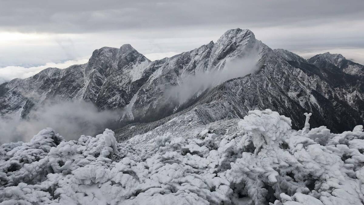 受強烈大陸冷氣團及水氣影響，玉山主峰18日清晨起就陸續降下罕見的「三月雪」。   圖：中央氣象署／提供