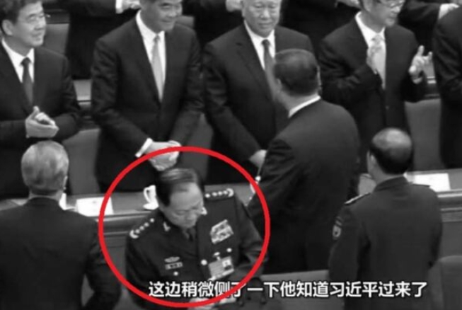  3 月 11 日中共人大閉幕式，習近平退場時多位官員起立致意，惟軍委副主席張又俠始終面向前方，未回頭目送。 圖 : 影片截圖 