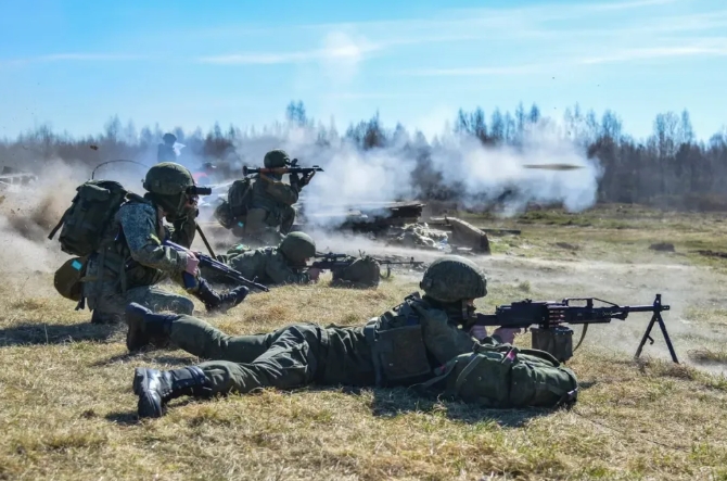  烏軍對俄軍發動攻擊。(示意圖) 圖 : 翻攝自墨甲戰刃 