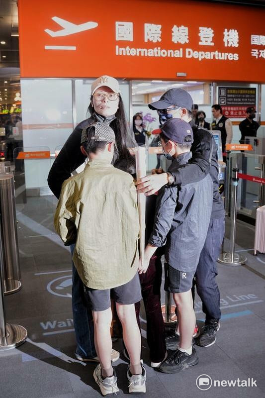  中配亞亞遭廢止依親居留許可，25日限期前自松山機場出境。 圖：張良一攝 