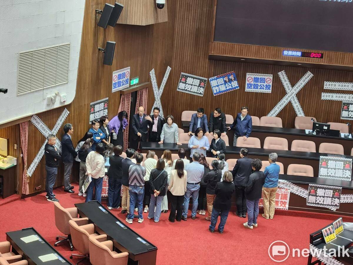 民進黨團再度佔領立法院議場。   圖：黃建豪/攝
