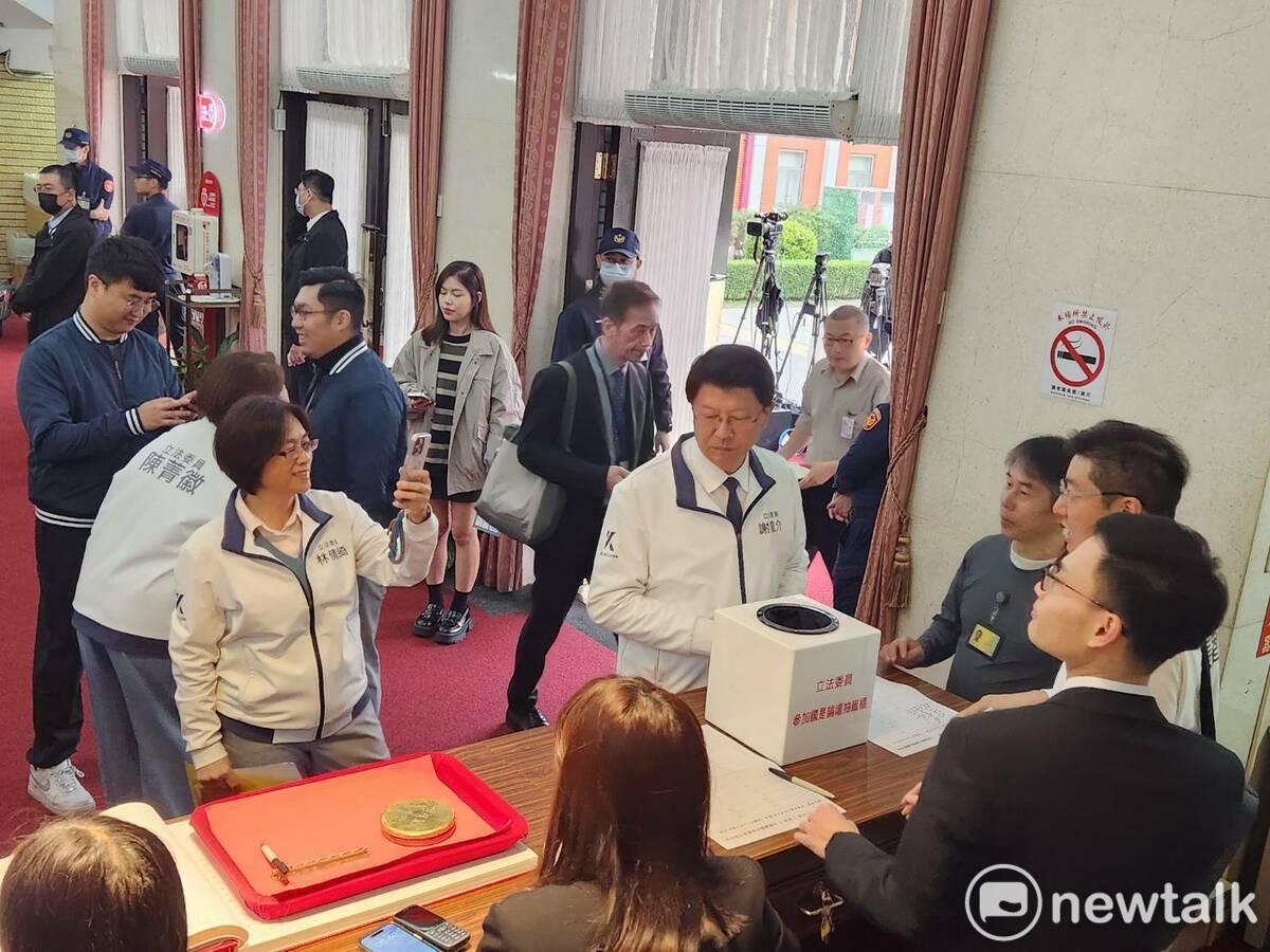 國民黨立委陸續赴議場簽到。   圖：黃建豪/攝