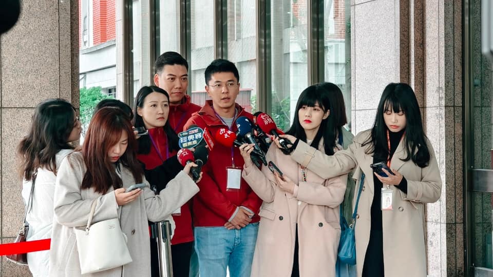 罷免民進黨立委吳沛憶領銜人李孝亮、召集人劉思吟因涉嫌造假罷免連署，今日上午遭檢調搜索。   圖：翻攝自李孝亮臉書（資料照）