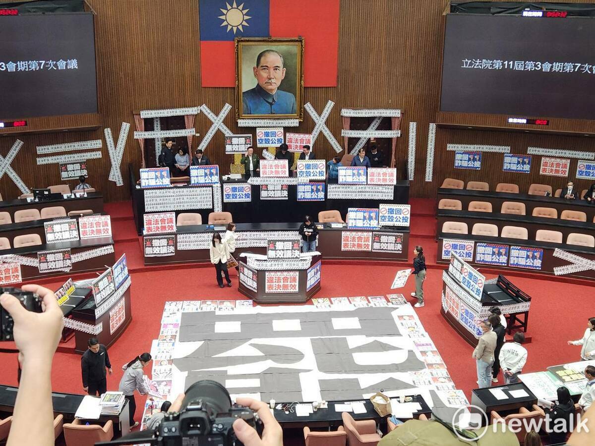 民進黨團在議場把上大大的「罷」字。 圖:黃建豪/攝