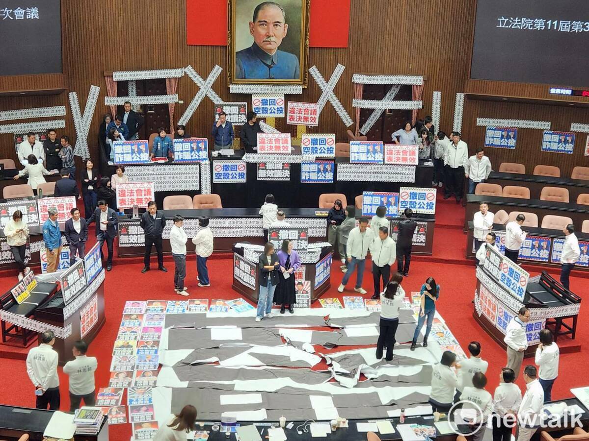 國民黨團毫不客氣將「罷」字踩到毀損。 圖:黃建豪/攝