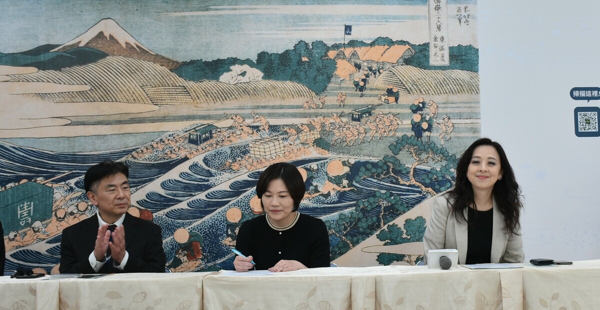 創價美術館館長呂慧甄(右)與東京富士美術館館長清水由朗(左)共同召開記者會，介紹雙方合作的浮世繪典藏展。   圖：孫家銘攝