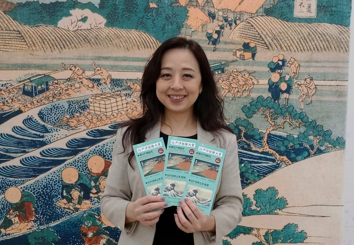 呂慧甄展示創美館與故宮南院的兩館聯名藏書票，憑此票券至故宮南院可享八折優惠。   圖：孫家銘攝