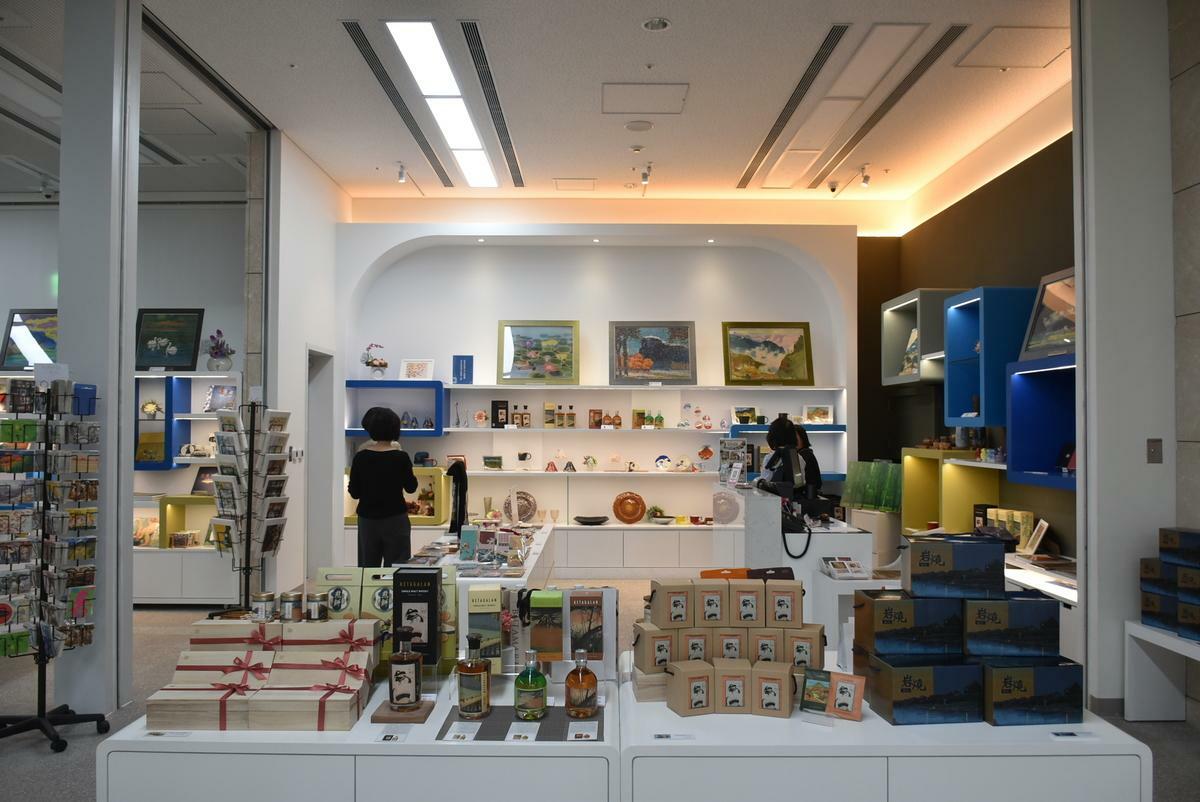 創價美術館一樓文創商品區推出多款周邊商品。   圖：孫家銘攝