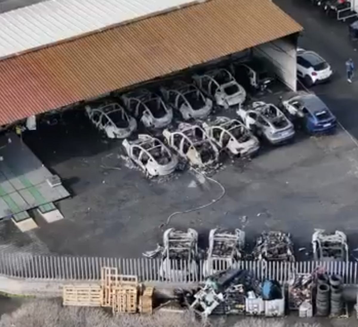 在義大利首都羅馬，有人對一家特斯拉經銷店縱火，導致 17 輛汽車被焚毀。