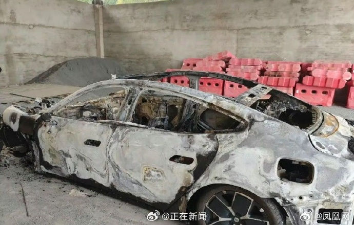  小米SU7電動車撞車起火釀3死。 圖：翻攝微博 