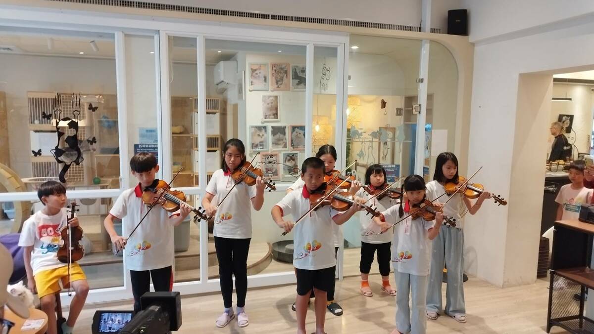 愛分享弦樂團現場演奏小提琴為活動開場。   圖：孫家銘攝