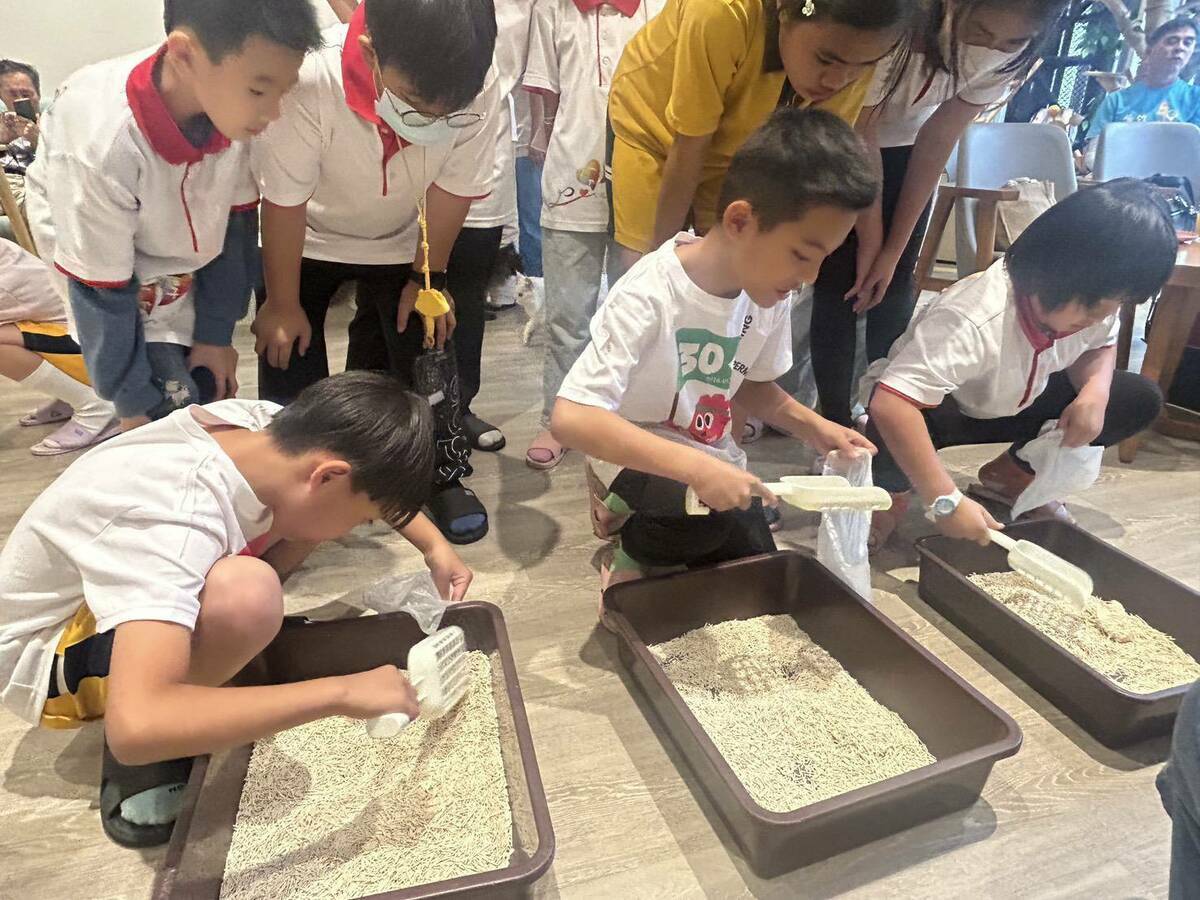 小朋友現場學習如何當剷屎官。   圖：孫家銘攝
