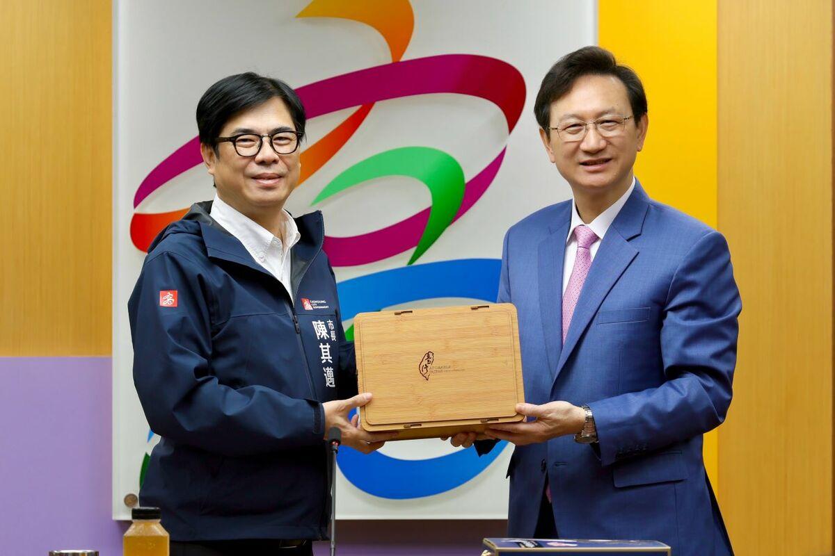 陳其邁(左)、童振源(右)互換禮物。   圖：高雄市經發局/提供