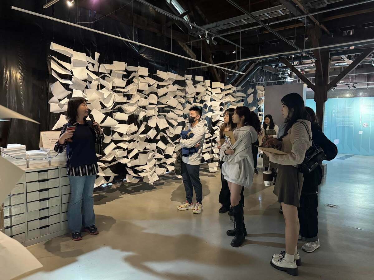 「打開歷史現場」策展人黃雅玲(左一)為民眾講解策展理念。   圖：高科大創新設計學院/提供