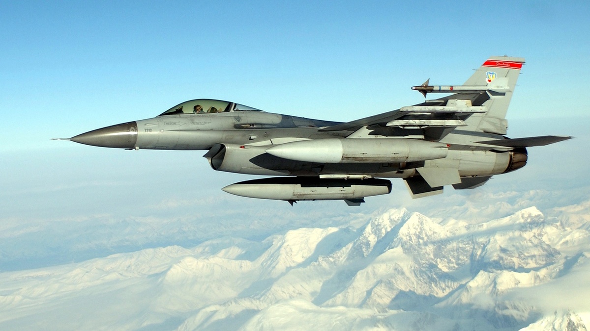 相較於韓國生產的 FA-50 戰機，F-16 Block 70/72 在機動性、雷達性能與速度等方面均佔有優勢，成為菲律賓軍方的首選。 圖:翻攝自X帳號@FHAeromedia