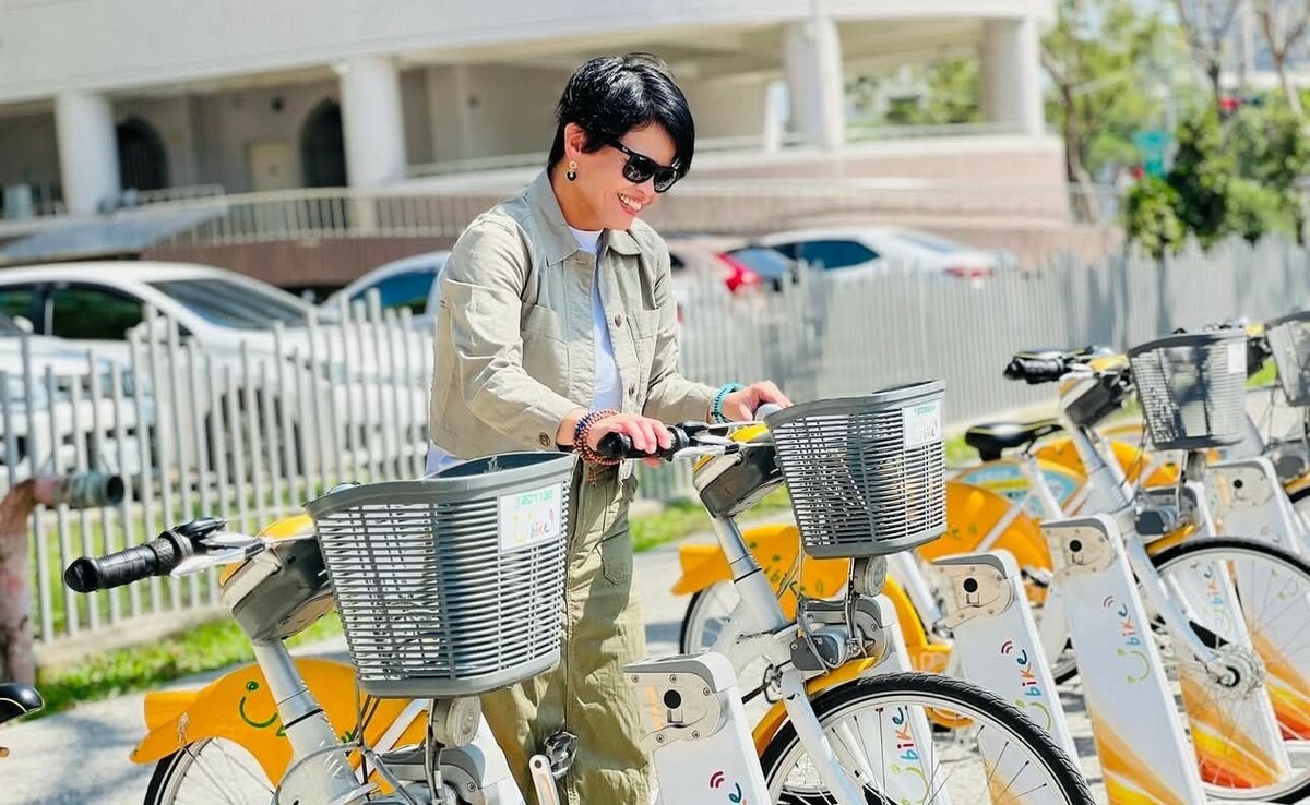 鼓山高中通學步道增設ubike停車柱。   圖：高雄市教育局/提供