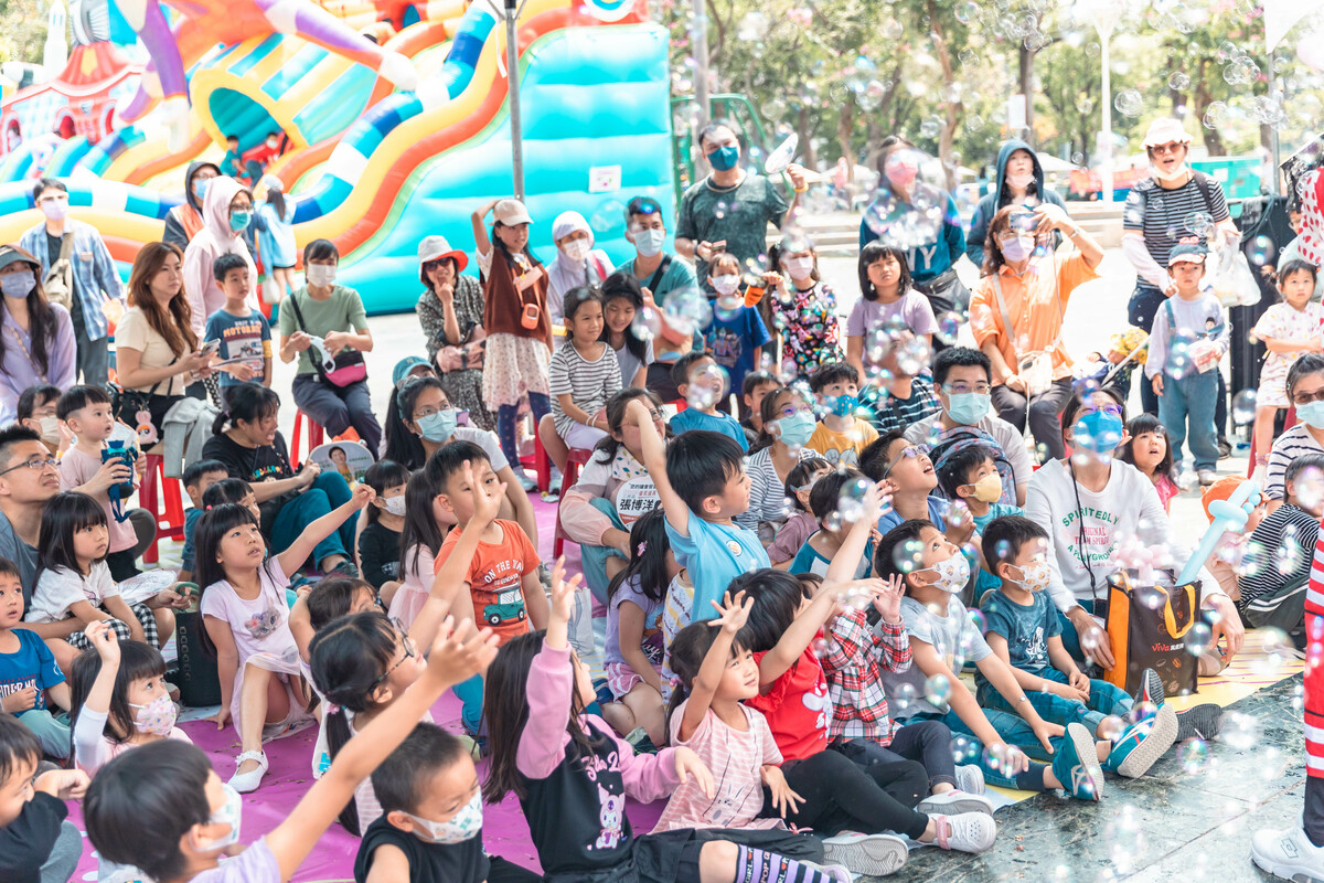 小朋友漏沉浸在令人驚豔的「魔幻泡泡秀」中。   圖：台灣基進高雄市黨部/提供