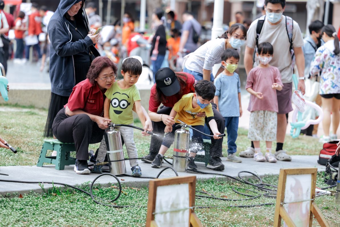 高雄市消防局特種搜救隊小朋友體驗如何救災。   圖：台灣基進高雄市黨部/提供
