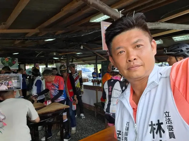 民眾黨不分區立委林憶君花蓮服務處主任孟憲法因違停被開單還嗆警，黨中央主動送交中評會議處。   圖：翻攝孟憲法臉書