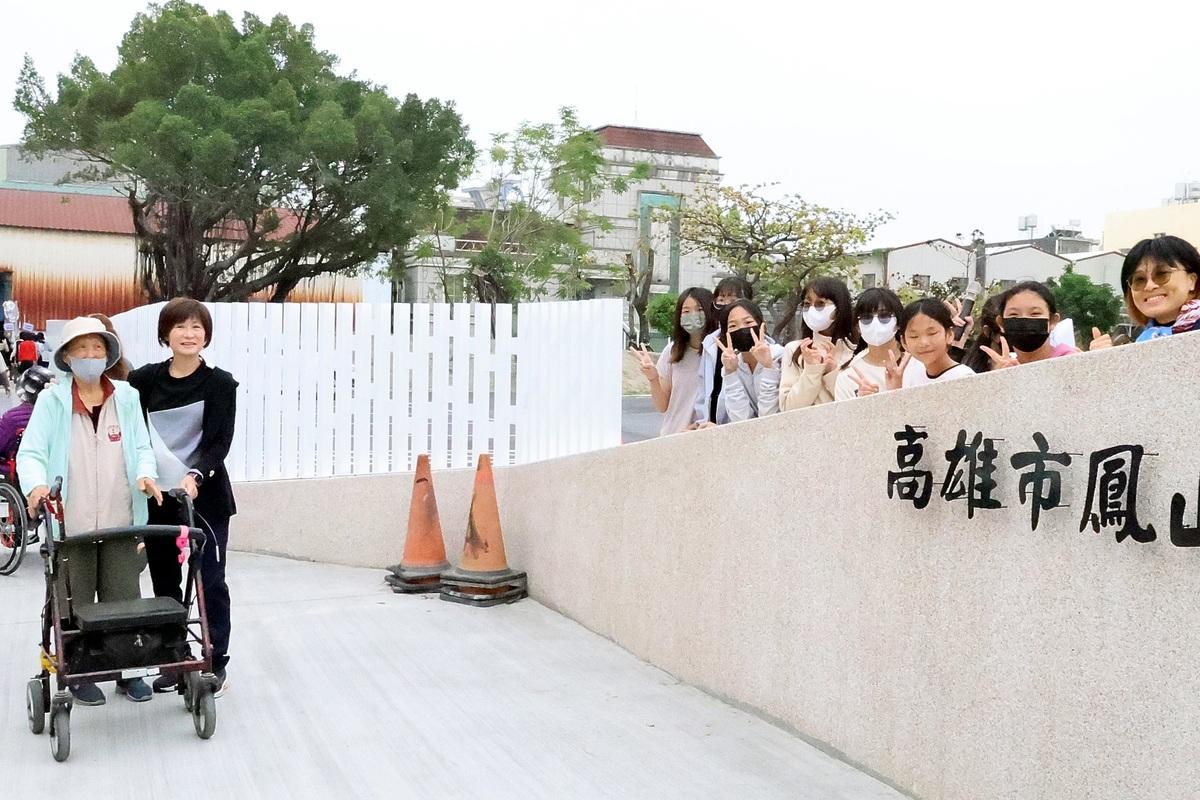 文山國小透過環境美化與步道完善設計，營造更友善的行人空間。   圖：高雄市教育局/提供