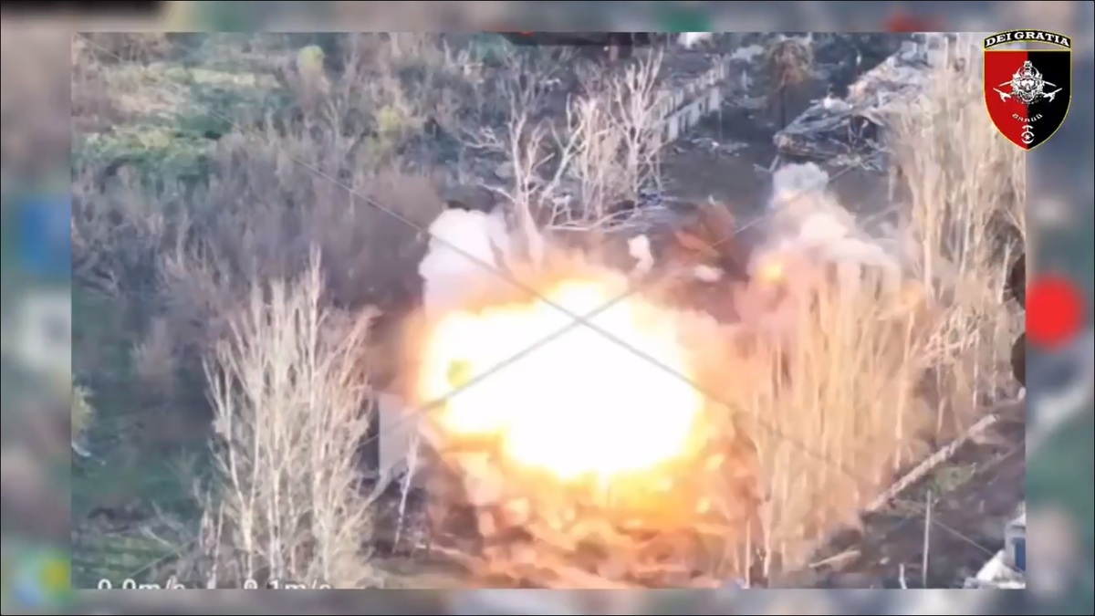  烏軍近期針俄軍的戰線發起反攻，成功取的了良好的戰果，並使用歐美國家援助的武器，進一步削弱了俄軍的進攻能力。圖為烏軍使用美製 JDAM-ER 炸彈攻擊俄軍佔領建築。 圖：擷取自 @NOELreports X 分享影片 