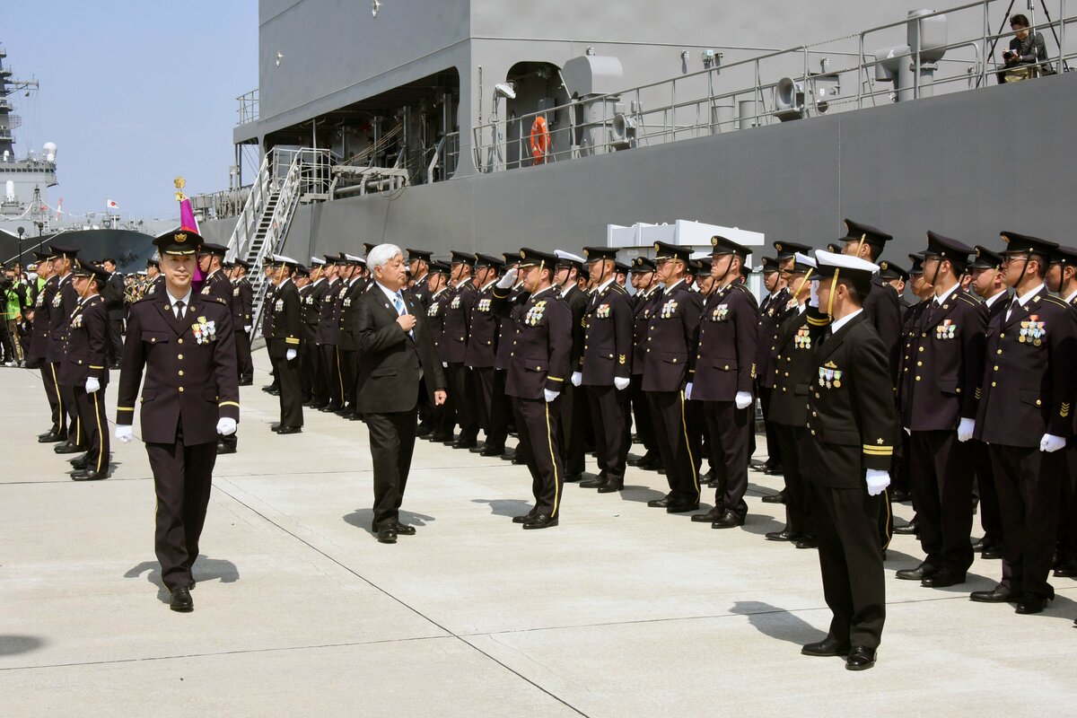  日本具有重要的軍事意義，因為它位於海上軍事戰略線「第一島鏈」的要衝，這個第一島鏈從沖繩延伸至台灣和菲律賓。圖為日本陸上自衛隊首支船舶部隊「海上輸送群」，4月6日在廣島縣吳市的海上自衛隊吳基地舉行組建完成儀式。防衛大臣中谷元親自出席校閱部隊。 圖：翻攝「X」@JGSDF_pr 