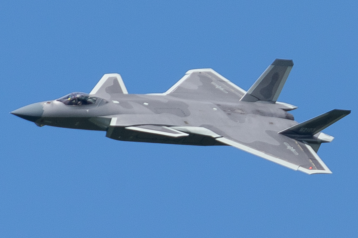 是殲-16 多用途戰機與殲-20 隱形戰鬥機已全面服役，這些機型在技術上更符合中國空軍的戰略需求。圖為殲-20。