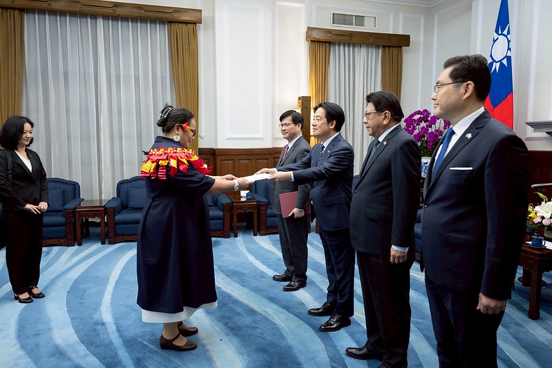 賴清德總統今（8）日接受吐瓦魯國新任駐台特命全權大使法莉莉（Lily Tangisia Faavae）呈遞到任國書。   圖：總統府提供