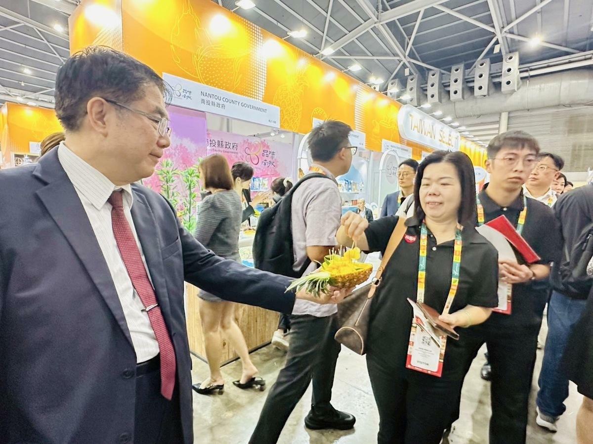 在臺南攤位上，黃市長以「臺南好禮，通通在這裡！」為口號，大聲號召現場看展民眾來到臺南攤位了解臺南特色美食與農特產以及臺南美麗的蘭花。   圖：台南市政府提供