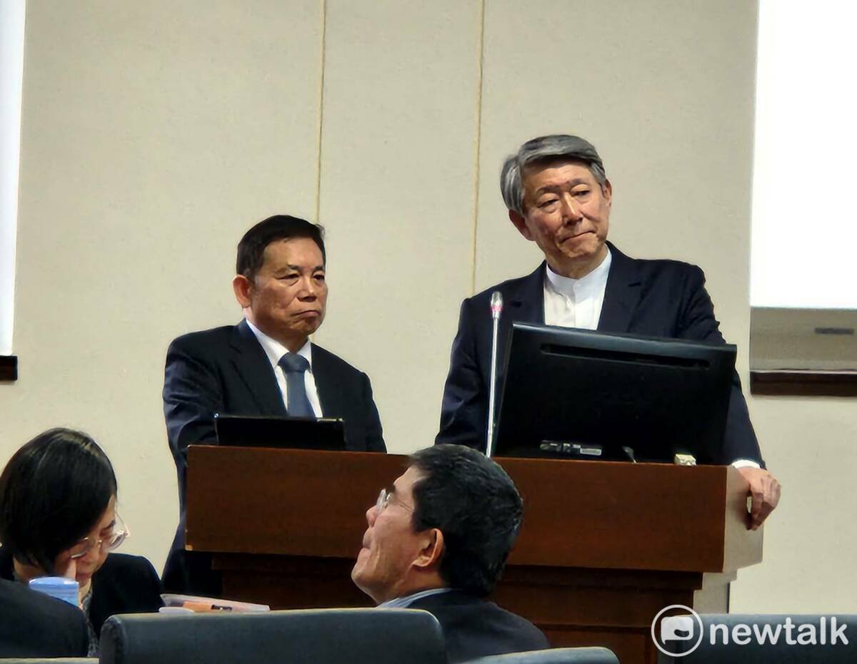 經濟部長郭智輝（圖右）及國發會主委劉鏡清（圖左）於立法院備詢。   圖：黃建豪/攝