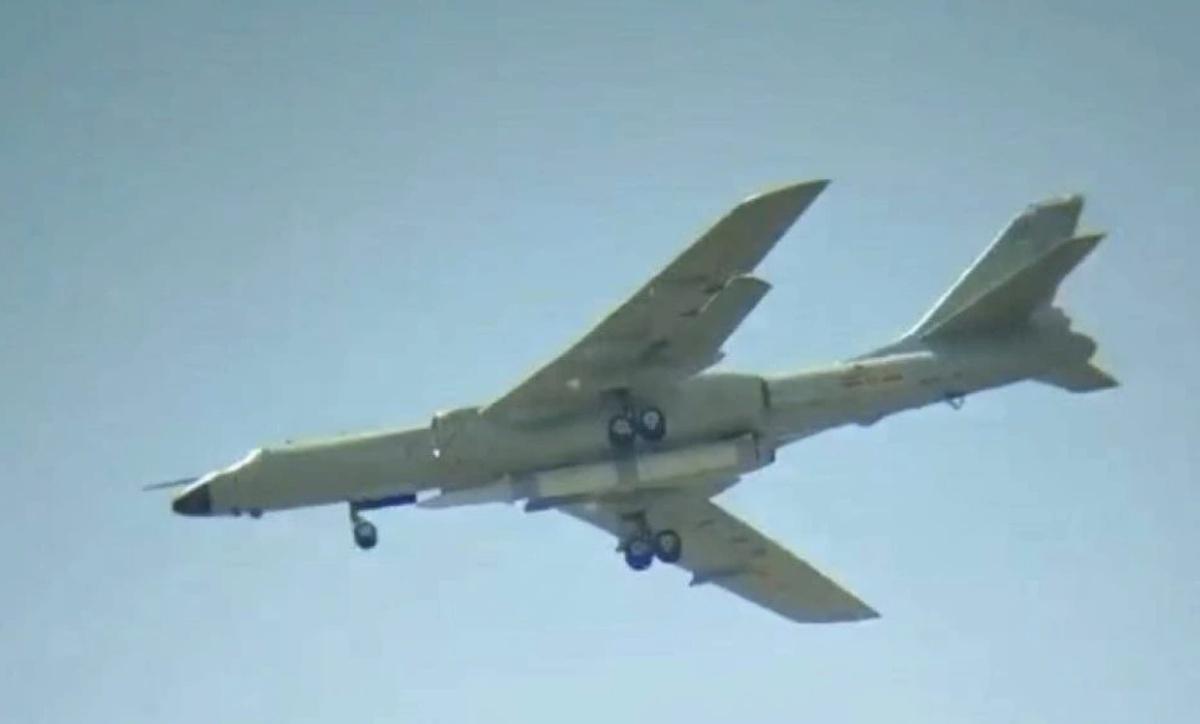 轟-6N 攜帶彈道導彈。