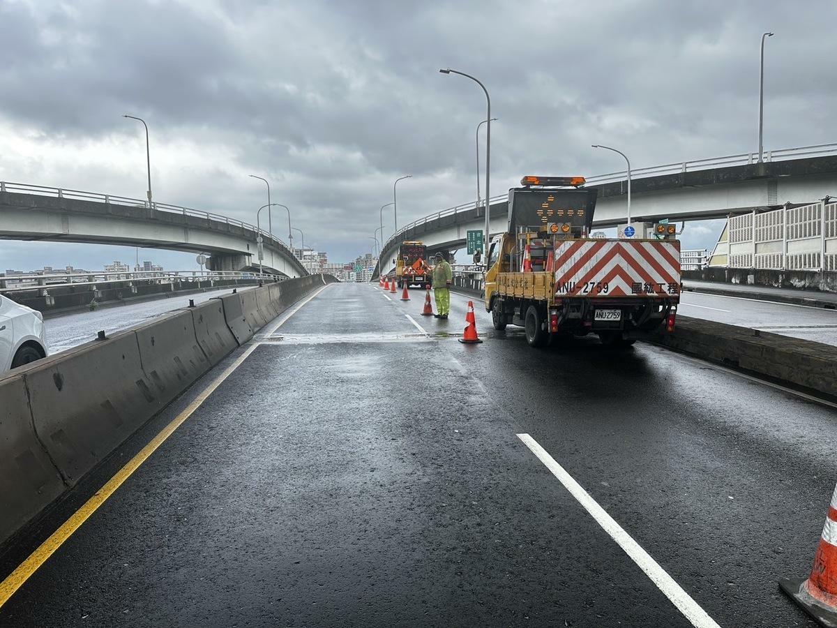台北橋往台北市方向伸縮縫經勘查有下陷情形，養工處今晚封閉外側車道搶修。   圖：新北市養工處/提供