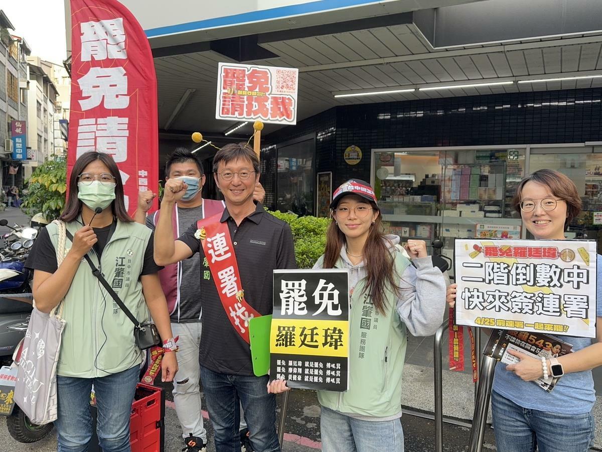 民進黨台中市議員江肇國化身「連署小蜜蜂」，展開巷戰式行動。   圖：江肇國/提供