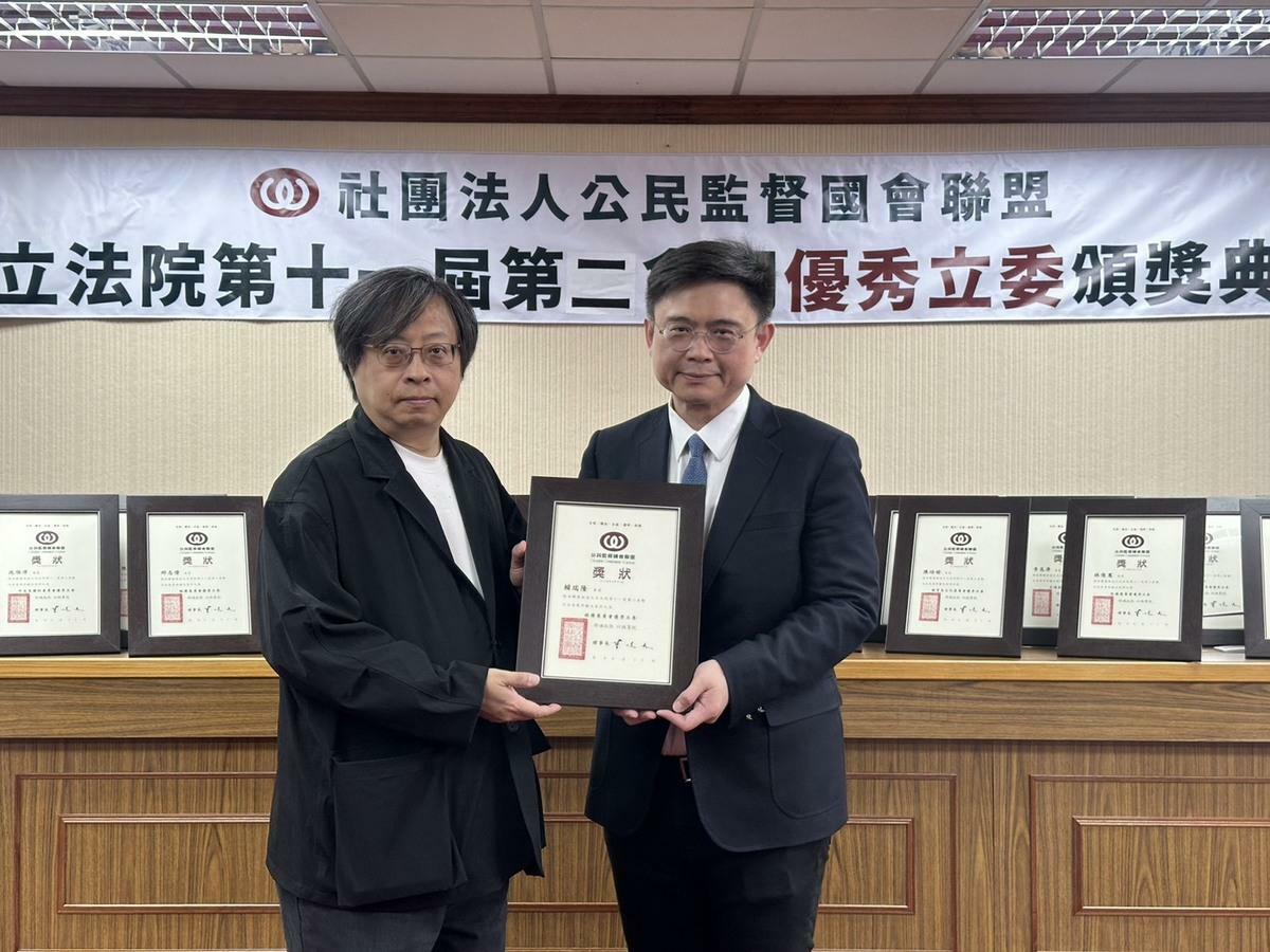 賴瑞隆(右)連續18會期獲選優秀立委。 圖：賴瑞隆服務處/提供（資料照）