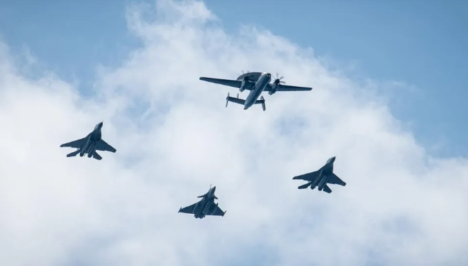  印度米格-29 艦載戰機搭配空中預警機與法國陣風戰機合影。 圖 : 翻攝自觀察者網 