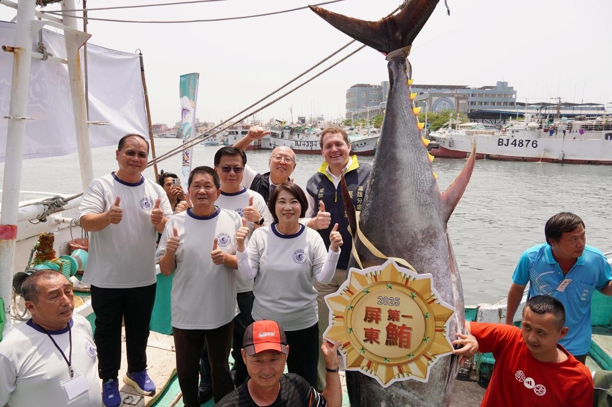 周春米(中)登船為屏東第一鮪加冕掛牌。   圖：屏東縣政府/提供